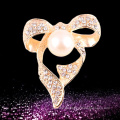 Mode-Bogen-Kristall und Perlen Broschen Schmuck